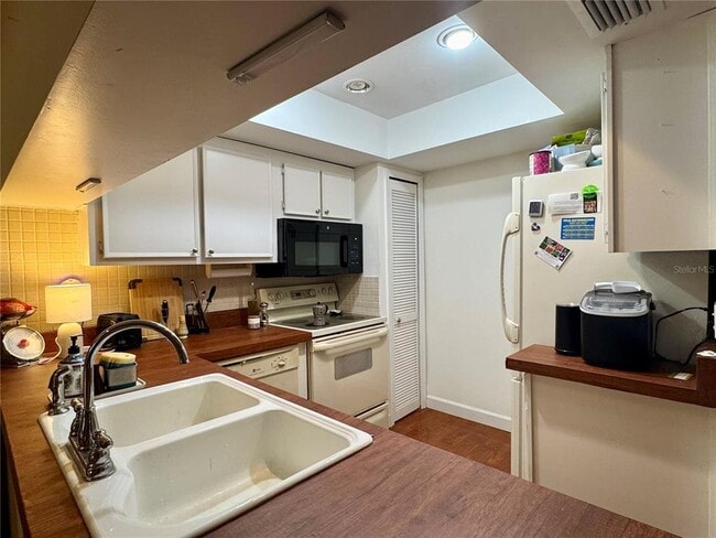 Building Photo - 5169 Lazy Oaks Dr