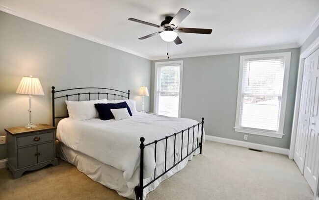 Building Photo - 250 E Delaware Ave