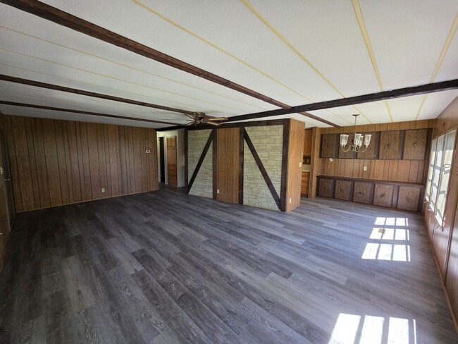 Building Photo - 230 Elm St