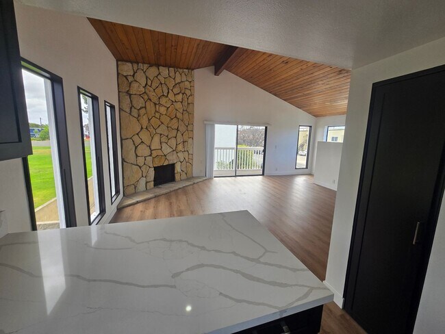 Building Photo - Remodeled 3 Bedroom 2 Bath 2 Story House, ...