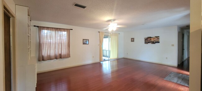 Building Photo - 3/2 Home in Vastavia Subdivision