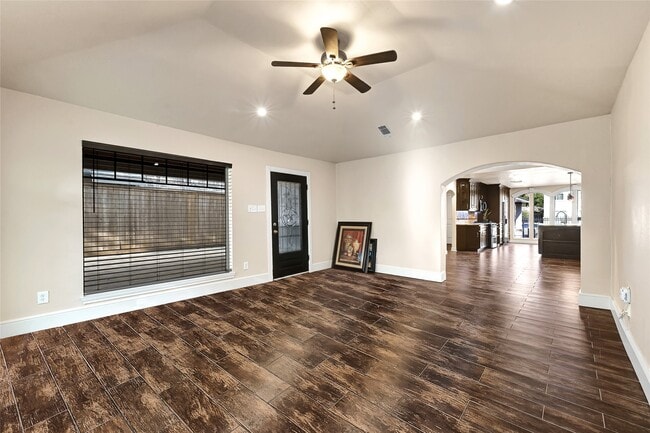 Building Photo - 10519 Pleasanton Dr