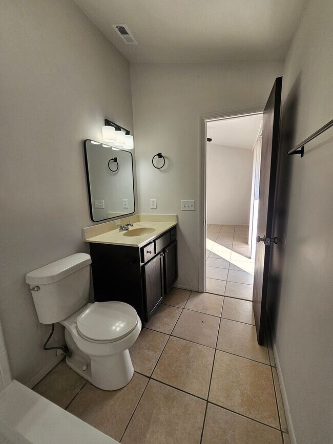 Building Photo - Freshly Renovated & Move-In Ready!! 3-bedroom, 2-bath home located in Lake Sparling Heights, Orla...