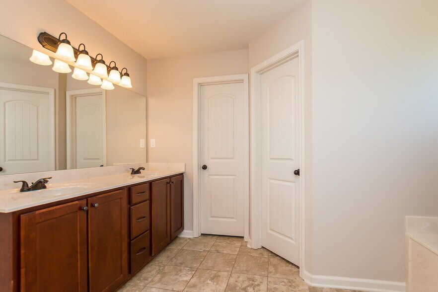 Building Photo - 3208 Vandelay Cove