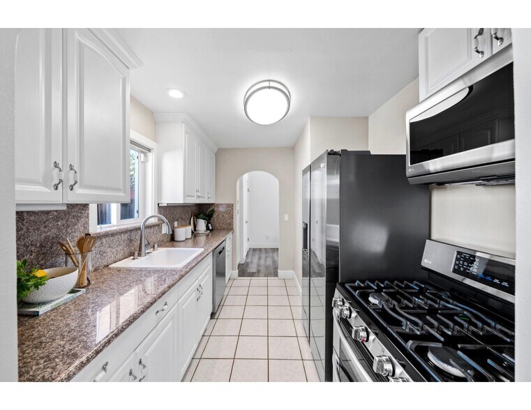 Building Photo - 674 E Julian St