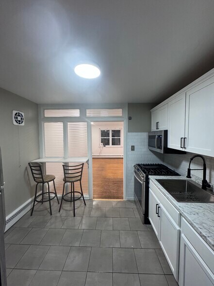 Building Photo - 330 Magee Ave