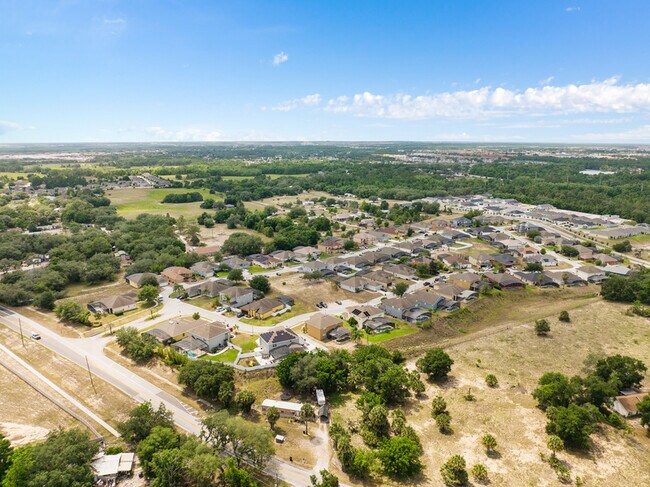 Building Photo - 825 Wildflower Rd