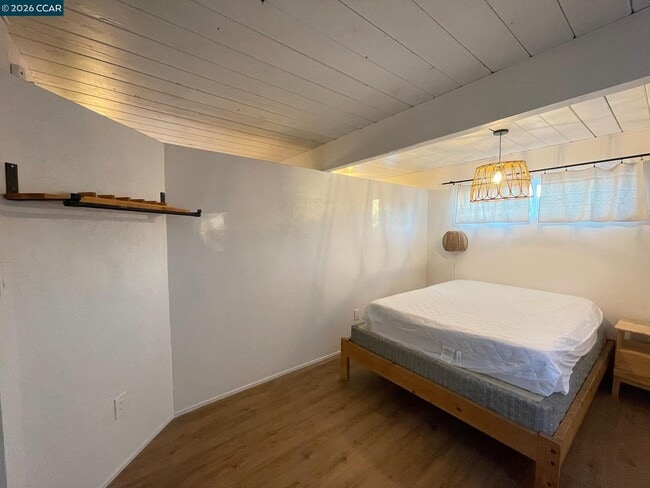 Building Photo - 924 E Meadow Ave