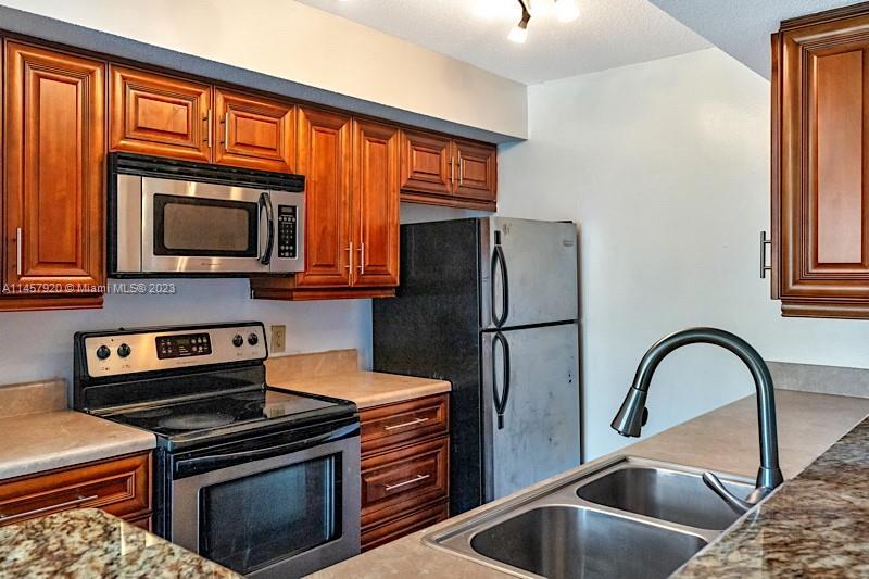 Building Photo - 815 W Boynton Beach Blvd