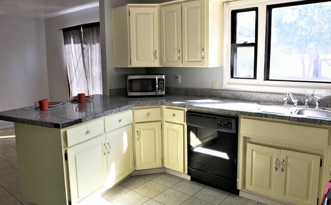 Building Photo - 1404 Rhode Island St NE