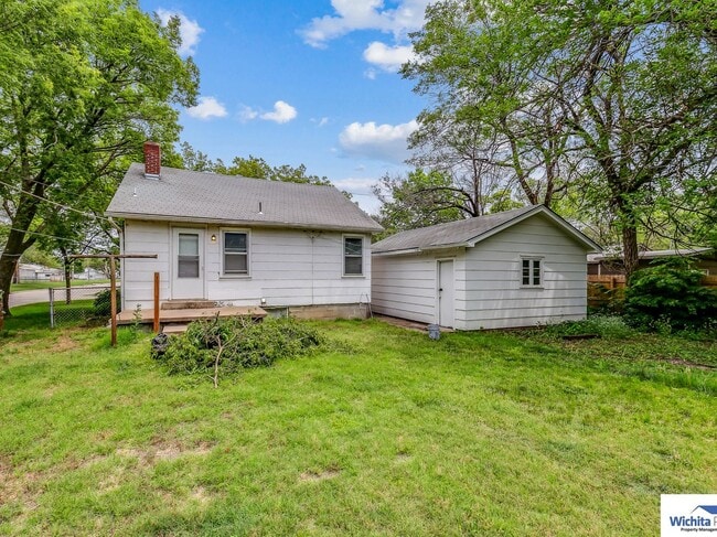 Building Photo - 2 bedroom 1 bathroom home with a large gar...