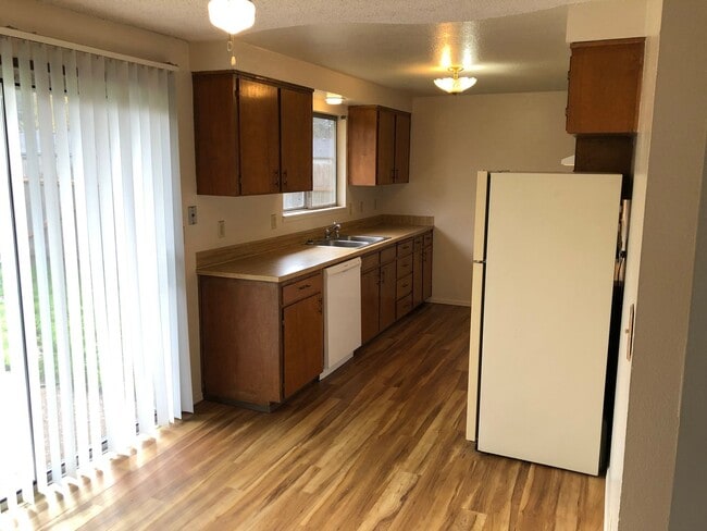 Building Photo - Great 2 bedroom 1 bathroom duplex in Springfield! MOVE IN SPECIAL!