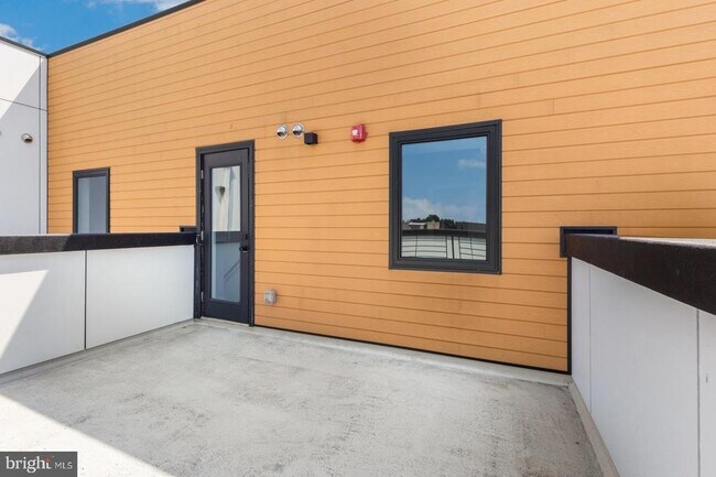 Building Photo - 3965 Lancaster Ave