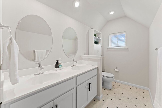 Building Photo - Elegant 3-Bedroom Home in Isaac Court. Available the Second Week of October!