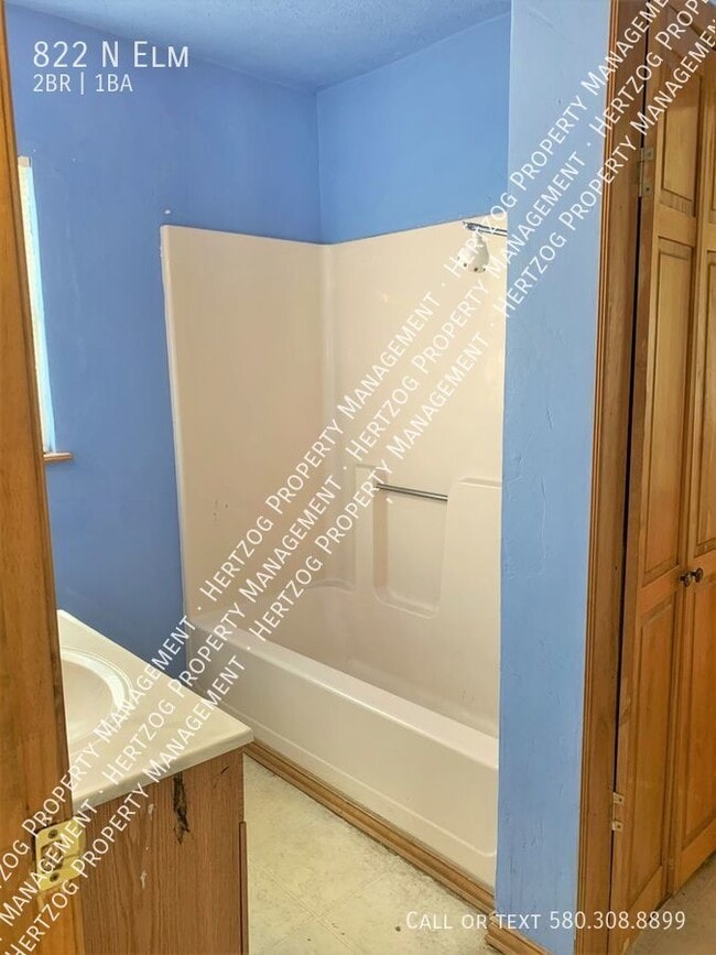 Building Photo - 822 N Elm-