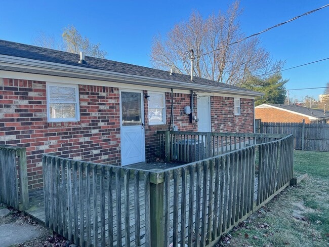 Building Photo - Beautiful 3 Bed, 1 Bath Convenient Location Mins From Hospital and Shopping