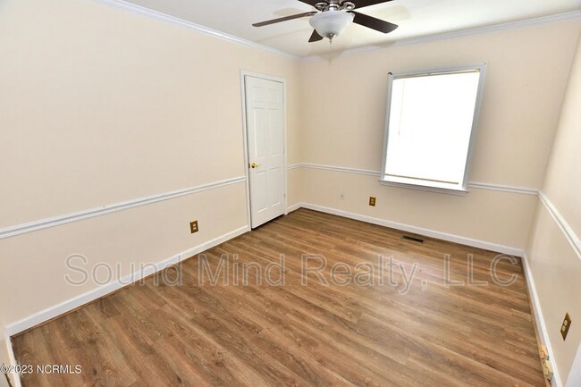 Building Photo - 1633 Country Club Rd