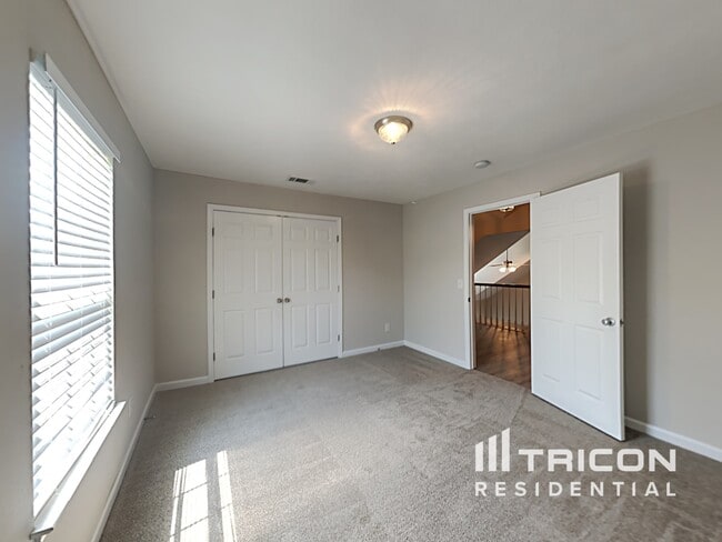 Building Photo - 142 Lyndhurst Dr
