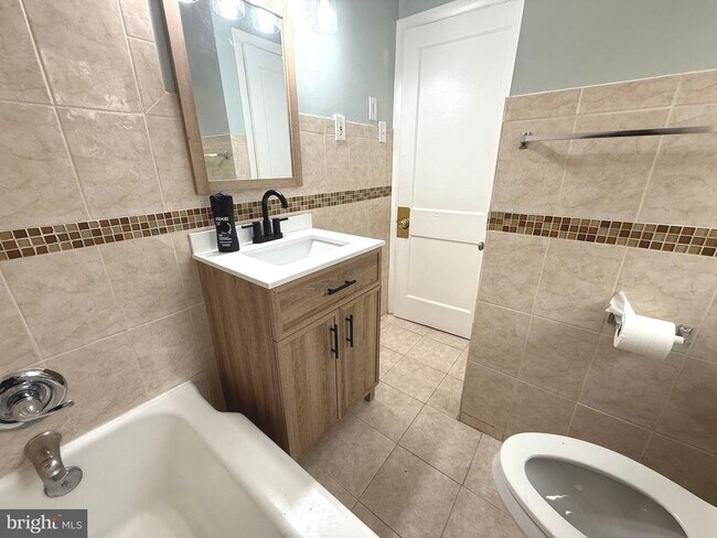 Building Photo - 804 Radnor Ave