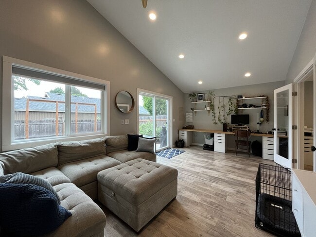 Building Photo - Charming Home Near Nike Campus with Vaulted Ceilings & Updated Kitchen