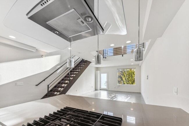 Building Photo - Eastlake Contemporary Townhome - 2 bedrooms