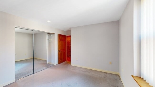 Building Photo - 84 Gainsborough St