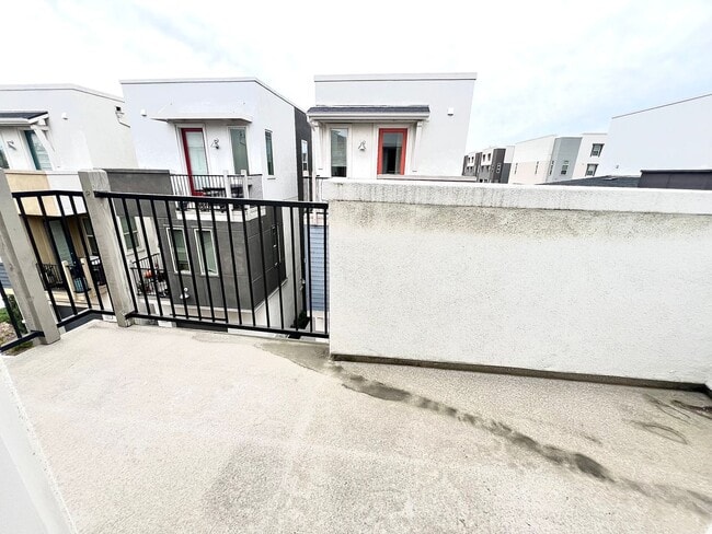 Building Photo - Beautiful 2 bedroom 2.5 bath three story condo!!