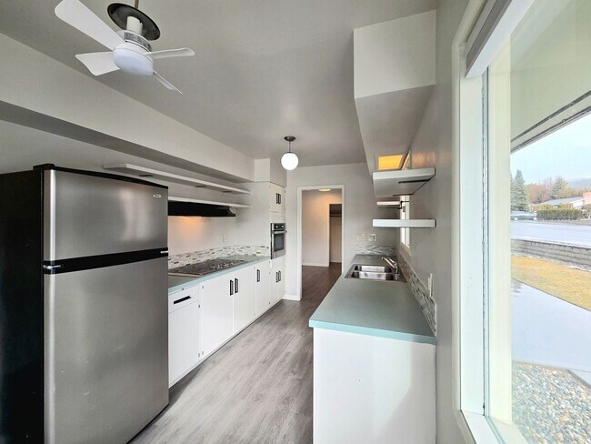 Building Photo - 4 Bed, 2 Bath -- Newly Renovated -- Home on Wenatchee Golf & Country Club's 16th Fairway**