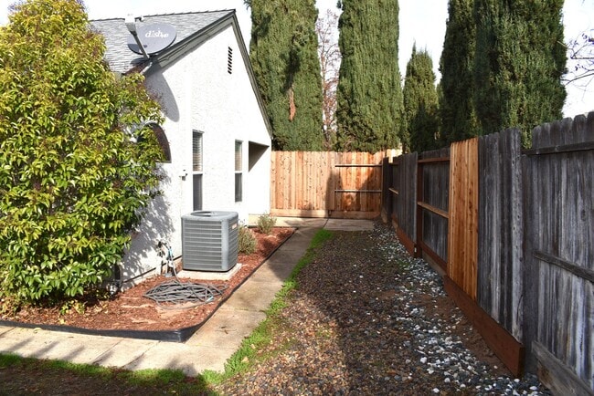 Building Photo - 9435 Soaring Oaks Dr