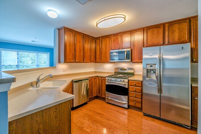 Building Photo - Bright And Spacious 3 Bed 2.5 Bath End-Uni...