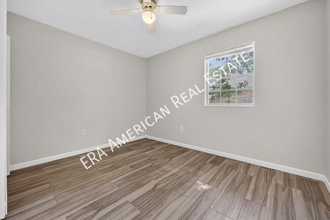 Building Photo - 614 Merioneth Dr NE