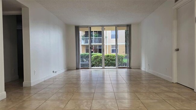 Building Photo - 1350 SE 3rd Ave