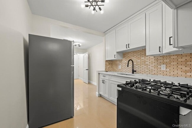Building Photo - 877 E 55th St