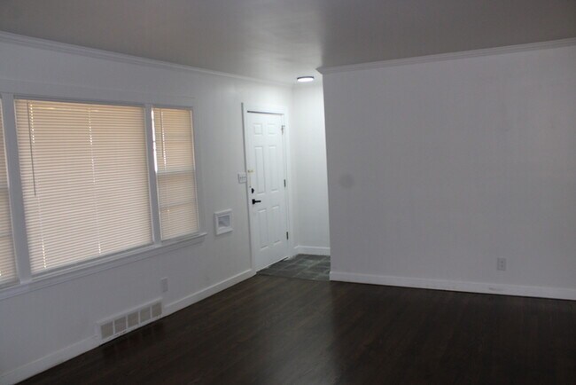 Building Photo - Spacious 4 bedroom and 2 bath with a very ...