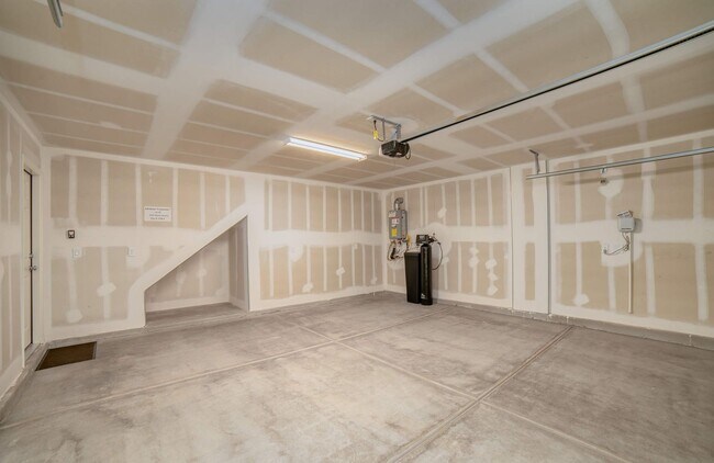 Building Photo - MOVE-IN READY! AMAZING 2023 3-BEDS 2.5 BAT...