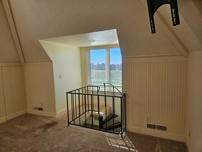 Building Photo - 4Bd/5Ba Multi Story Home - For viewing by ...