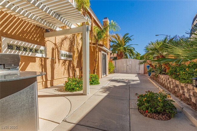 Building Photo - 9523 Coral Bell Ct