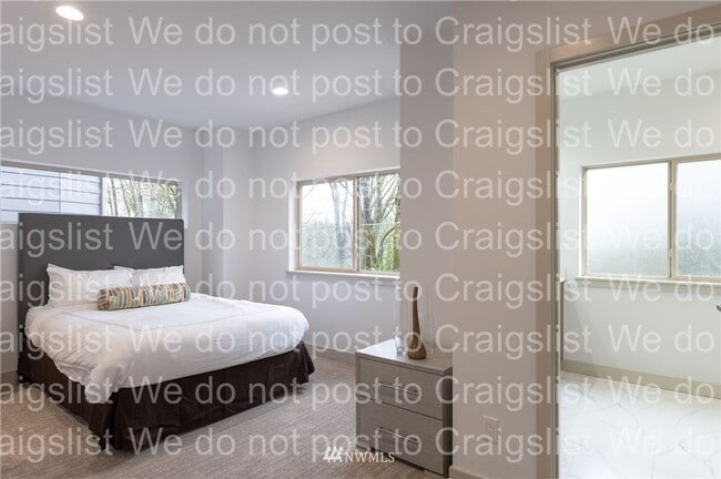 Building Photo - West Seattle - 3 Bedroom - 2.5 Bathroom w/...