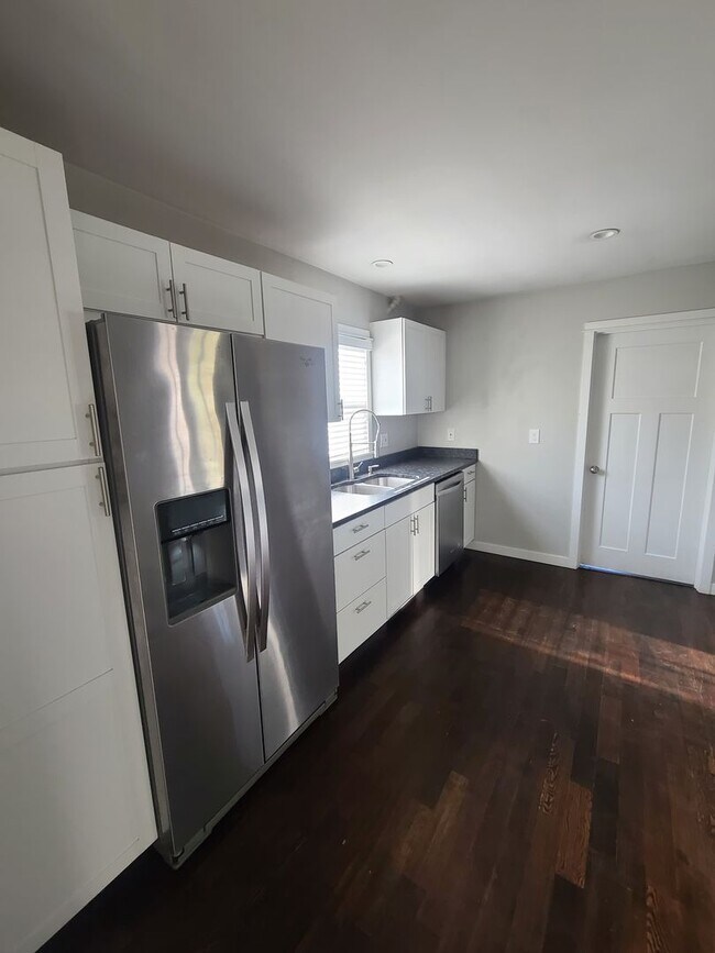 3 Bedroom 2 Bath House MOVE IN SPECIAL. 221 SW Rainbow Ave Dallas OR