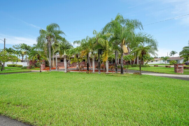 Building Photo - 1518 N Yale Dr