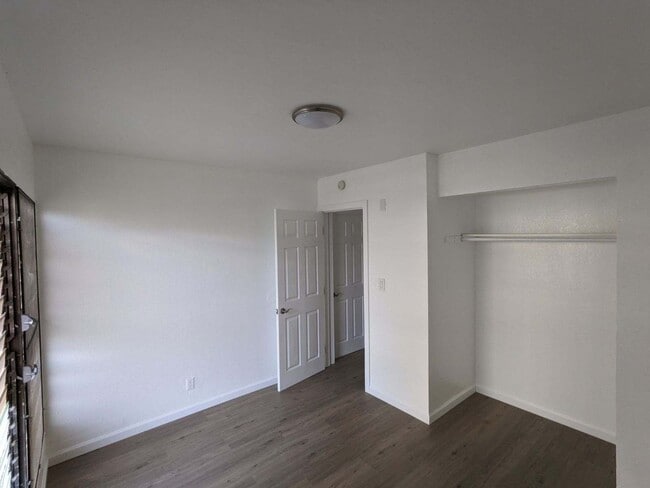 Building Photo - 2 Bedroom 1 Bath Townhouse w/ 1 Parking Stall.