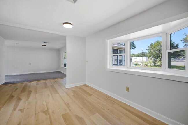 Building Photo - 154 Maple St