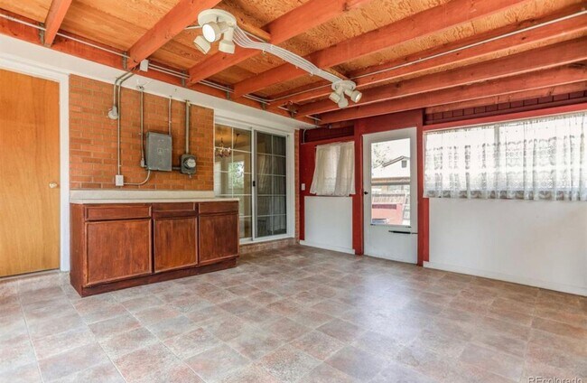 Building Photo - Large Aurora Lynn Knolls Home
