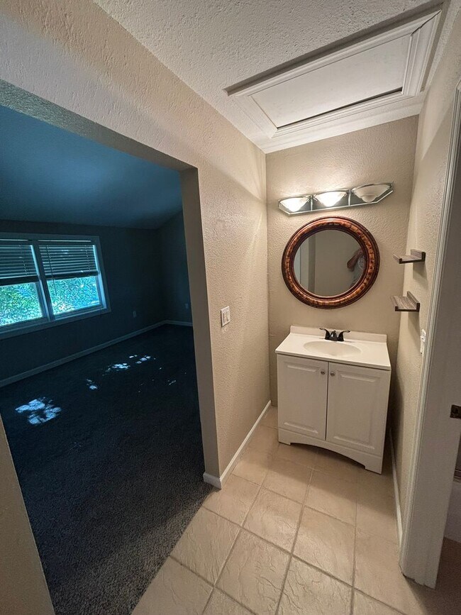 Building Photo - Newly Renovated 2 Bed / 1.5 Bath Townhome near Beaches!