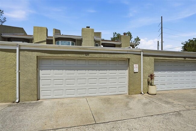 Building Photo - 727 N Himes Ave