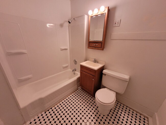 Building Photo - 2 Bedroom, 1 Bathroom Home with Deck