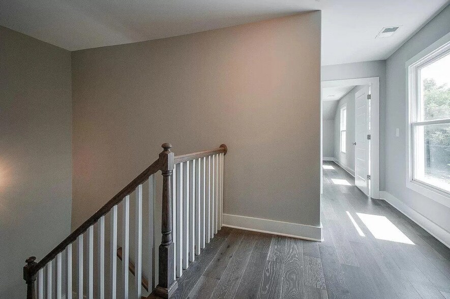 Building Photo - 552 Acklen Park Dr