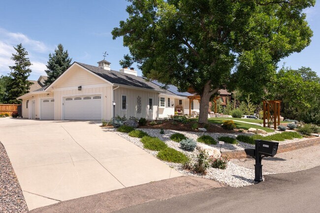 Building Photo - 5 Bedroom 2.5 Bath Retreat in Prime Arvada...