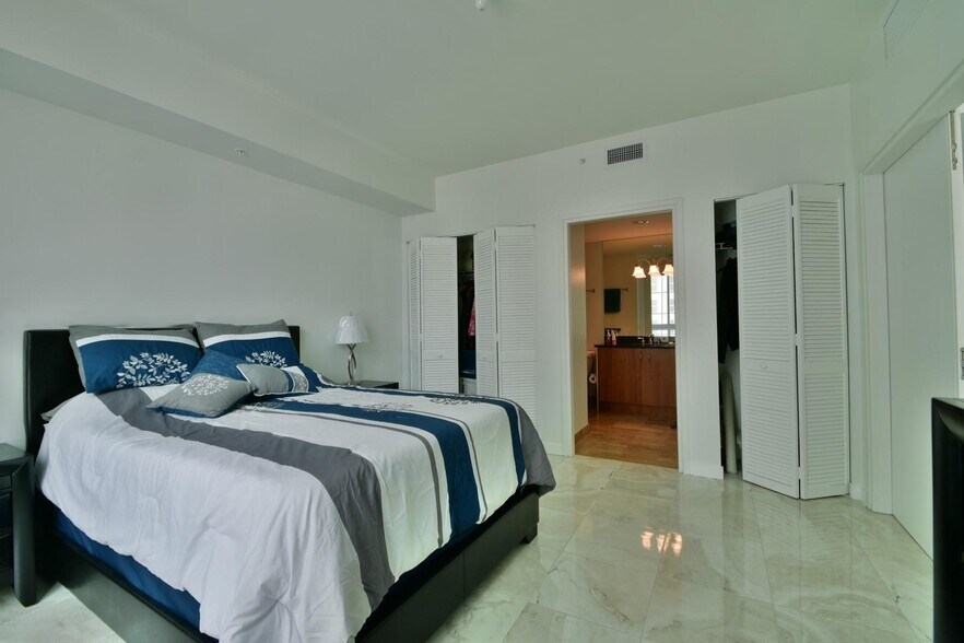 Building Photo - 300 Biscayne Boulevard Way