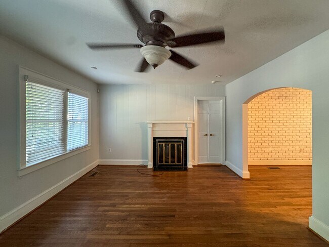 Building Photo - Charming 2 Bed 1.5 Bath Home in Haymount